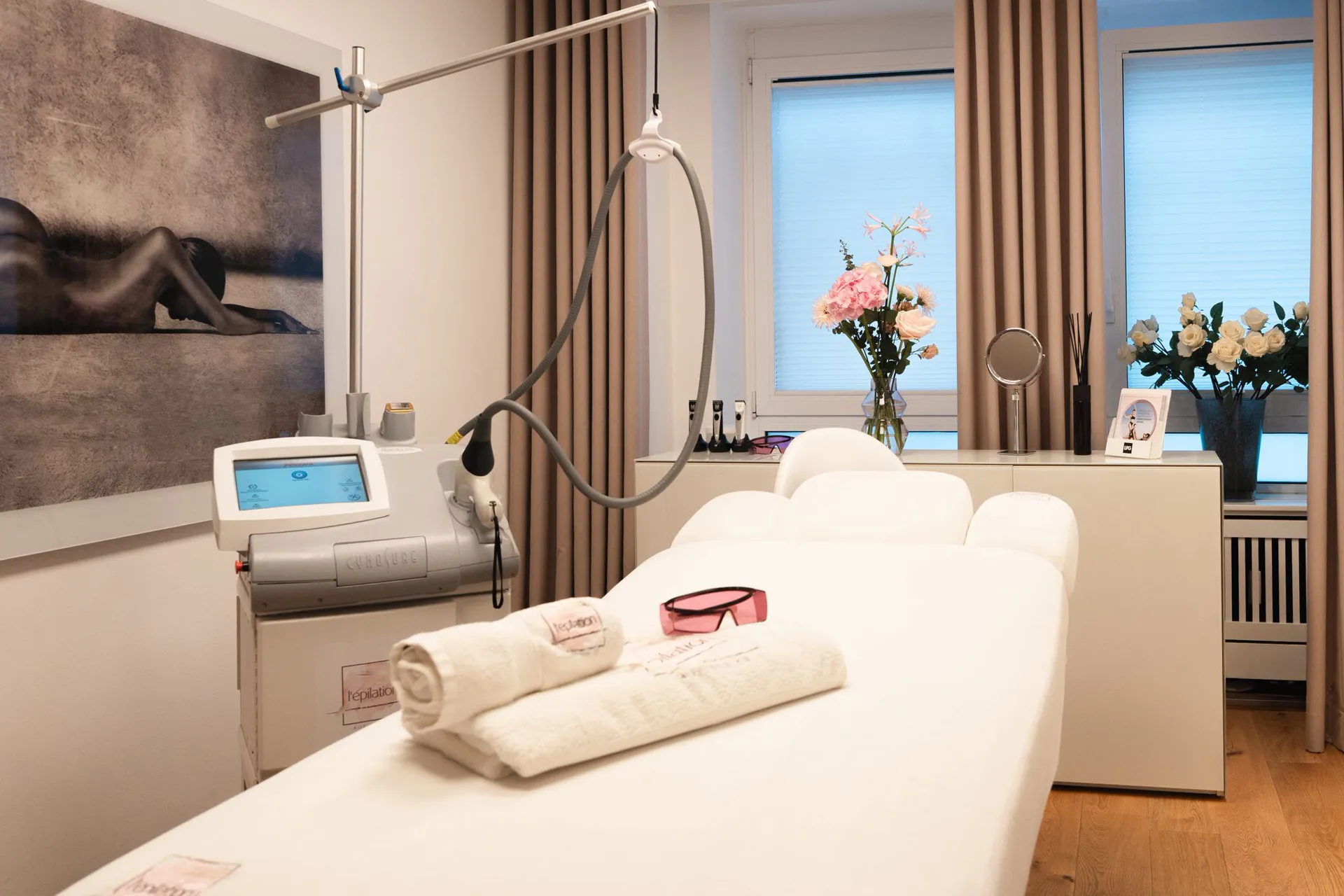 Vectus Laser und Behandlungsliege im Fachinstitut L'épilation